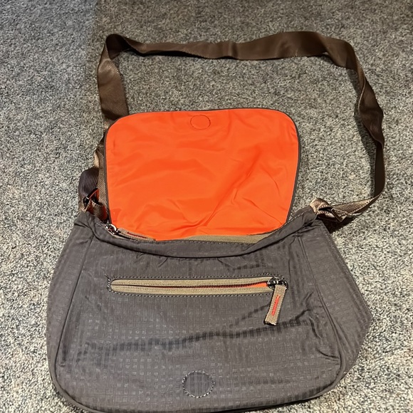 Adjustable strap purse - Picture 2 of 3